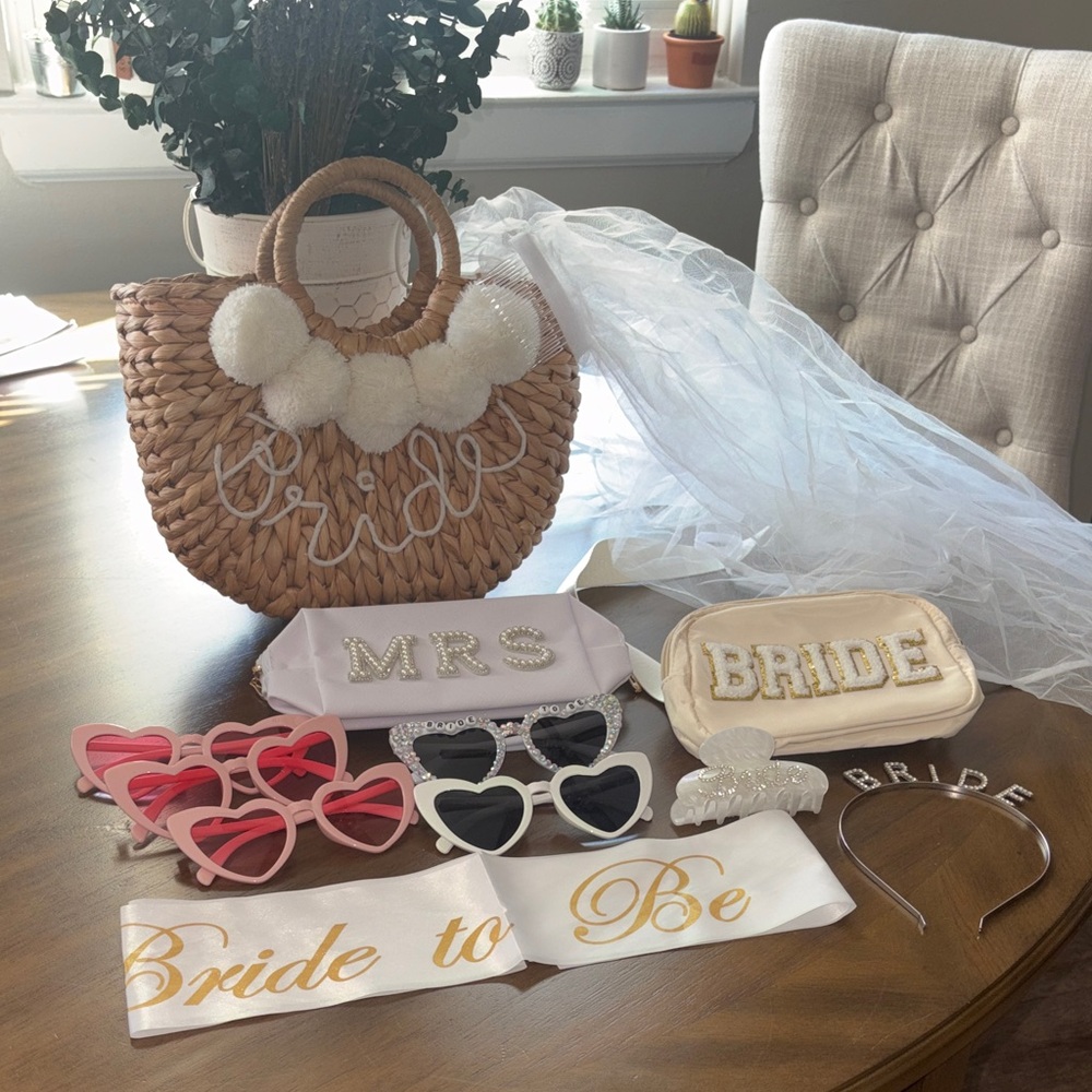 Bride Accessories Set with Heart Sunglasses